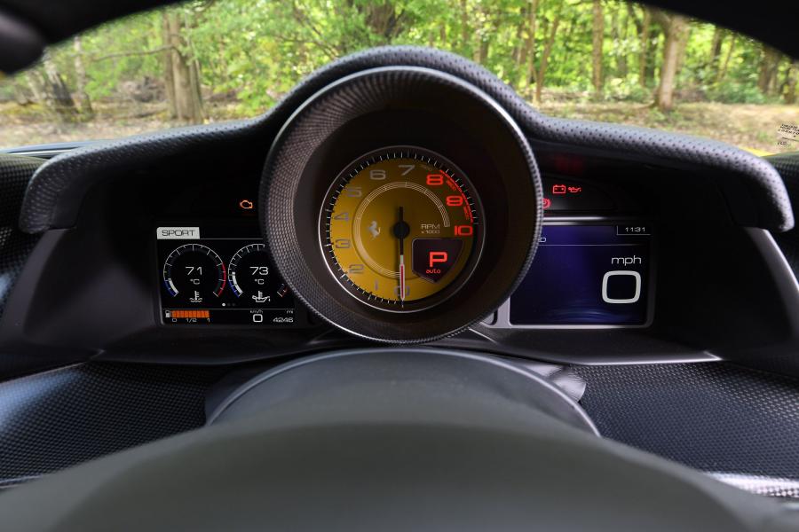 Панель приборов Ferrari 488 Pista 2018 года  (UK) (фото 12 из 21)